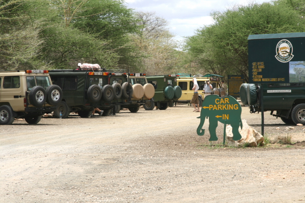 long cues at the gate zum tarangire NP.JPG